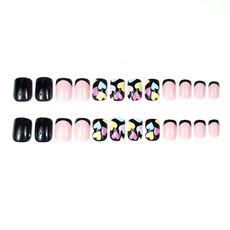 Künstlerisches Herzdesign Nagelkunst Karnz