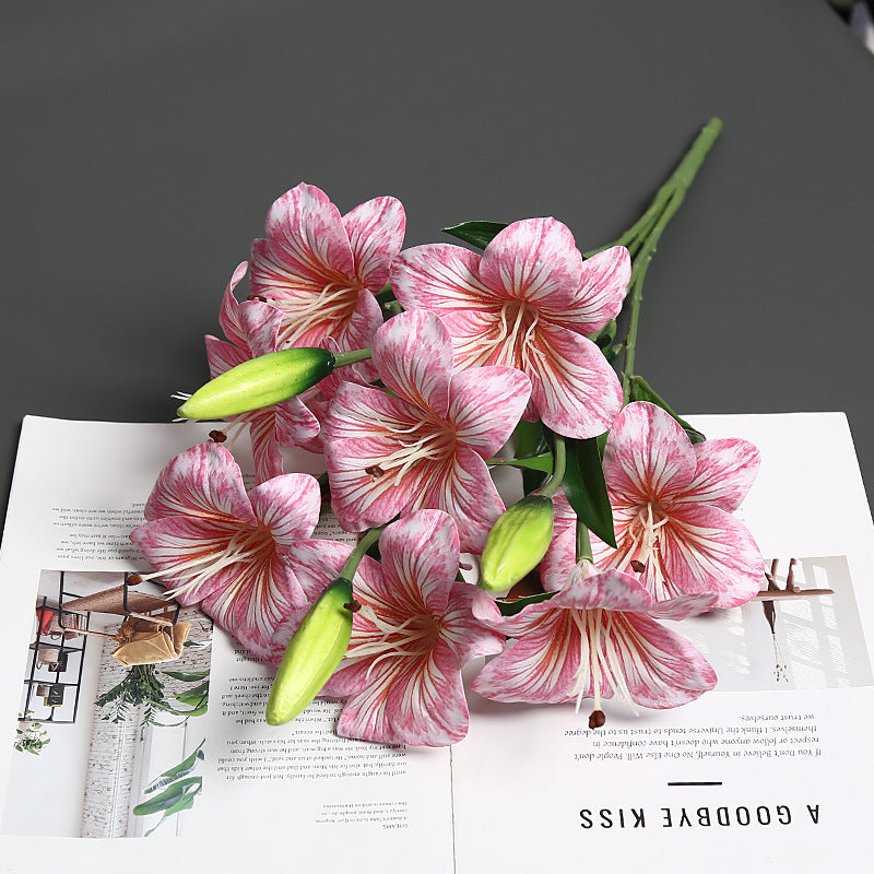 Realistischer lebensnaher Lilienblumenstrauß