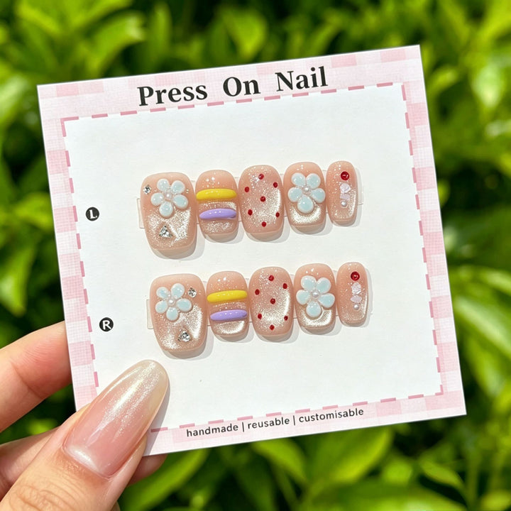 Wiederverwendbares Press-On Nagelkunstset mit floralen Akzenten