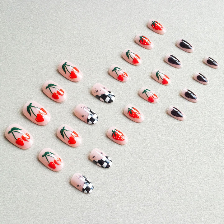 Künstlerische Blumen- und Karomuster-Nagelkunst