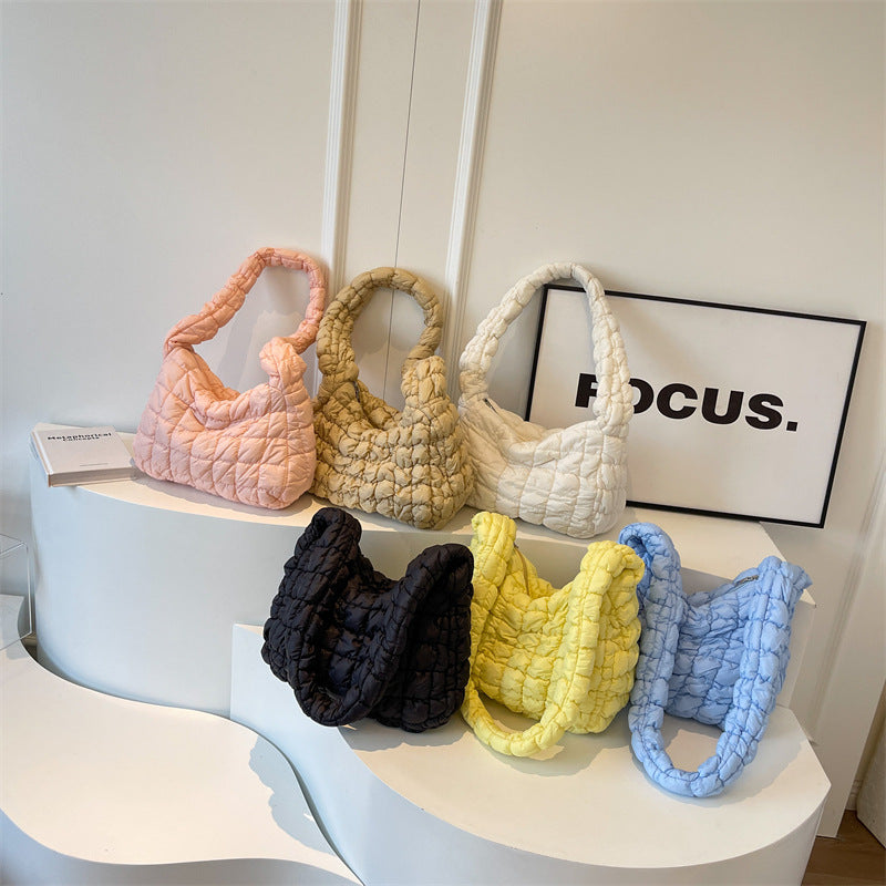 Texturierte gesteppte Schultertasche Karnz