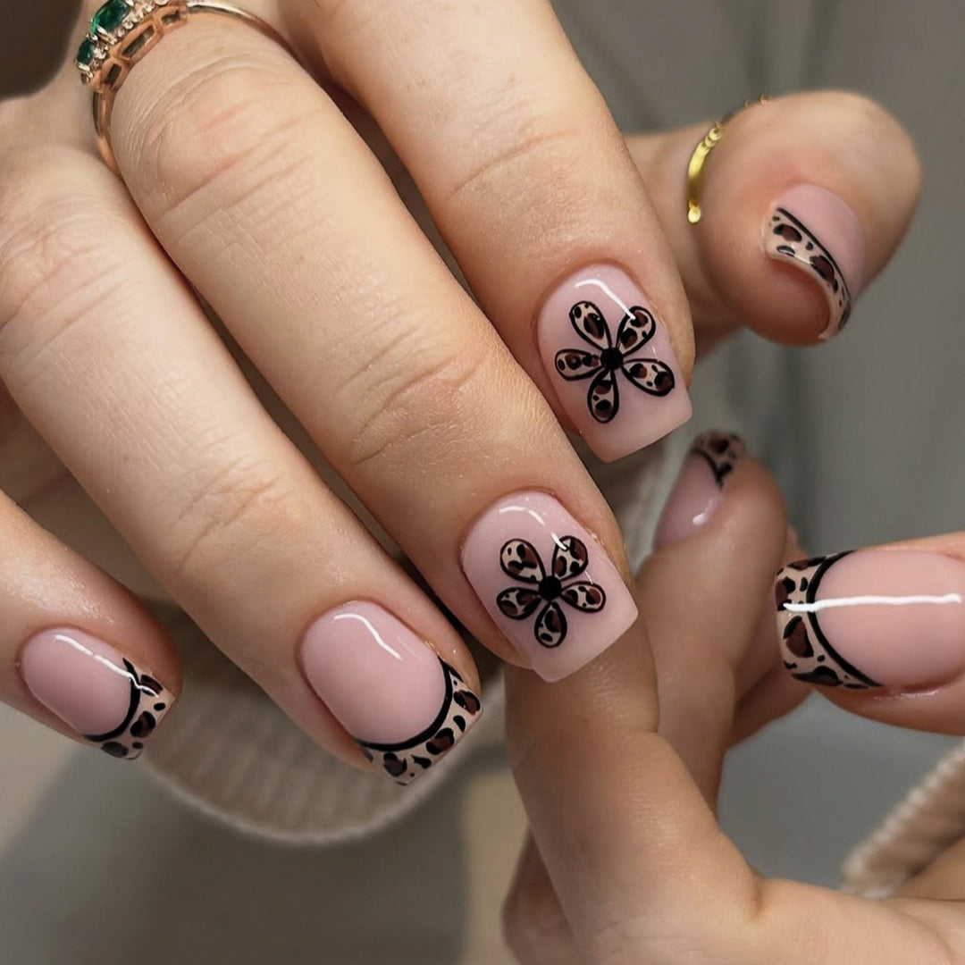 Elegantes florales Akzent-Nagelkunst-Set Karnz