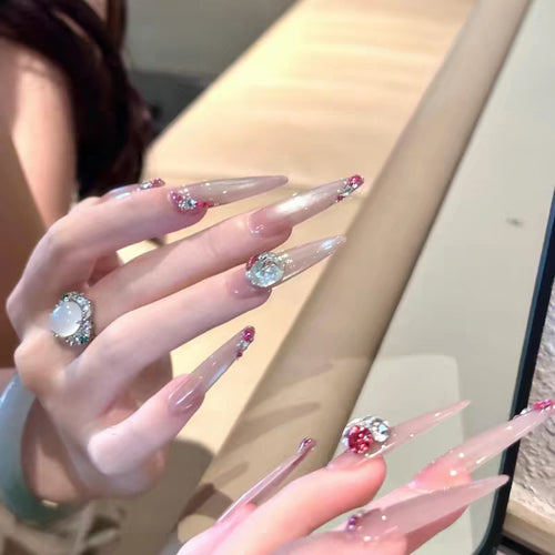 Elegante Nagelkunst-Verzierungen mit Kristallakzenten
