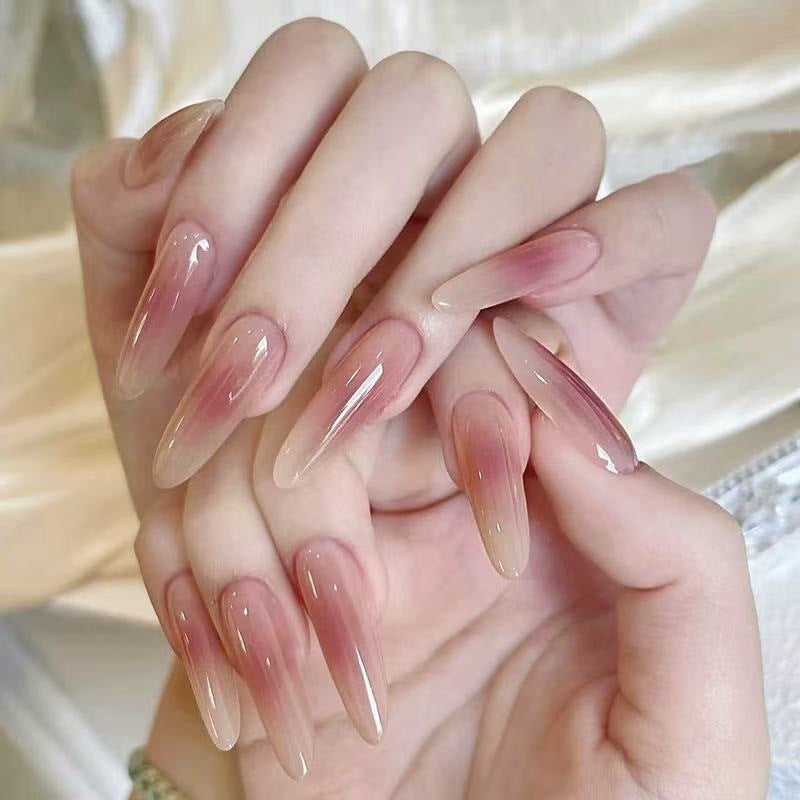 Elegante Kunstnägel im modernen Stiletto-Stil Karnz