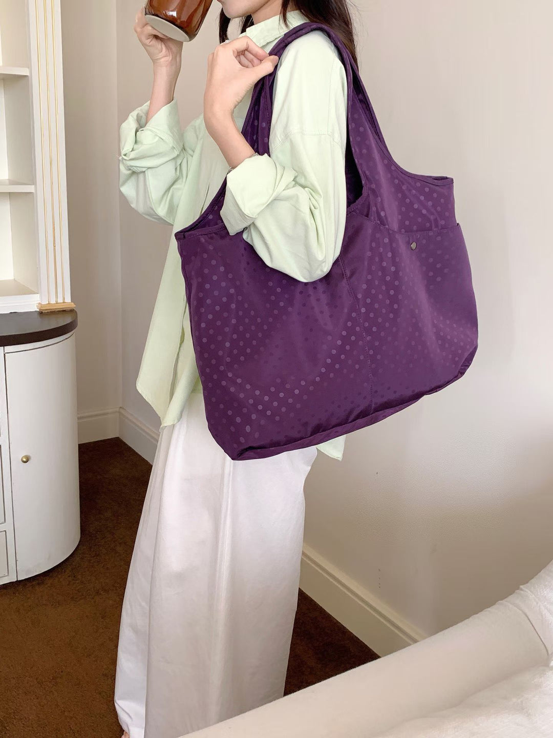 Geräumige Gepunktete Schultertasche