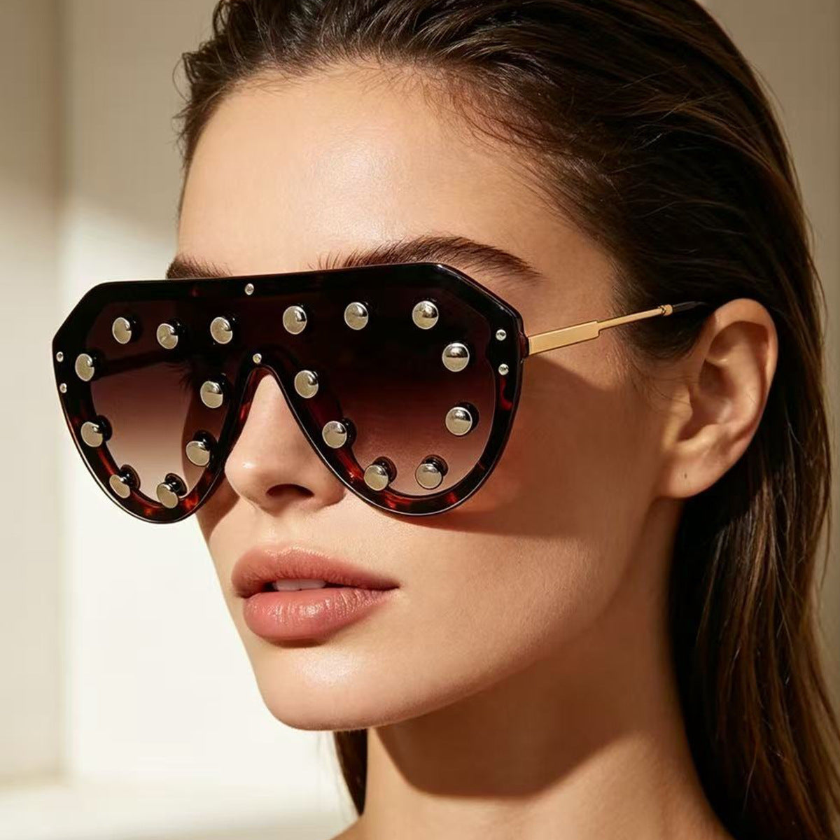 Damen trendige Sonnenbrille mit auffälligen Metallelementen Karnz