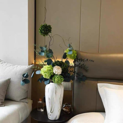 Elegante Innenblumenarrangement für moderne Innenräume
