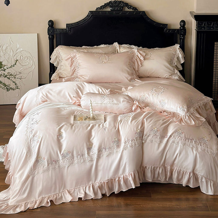 Luxuriöses Satin-Bettwäscheset mit feiner Blumenstickerei und Rüschen