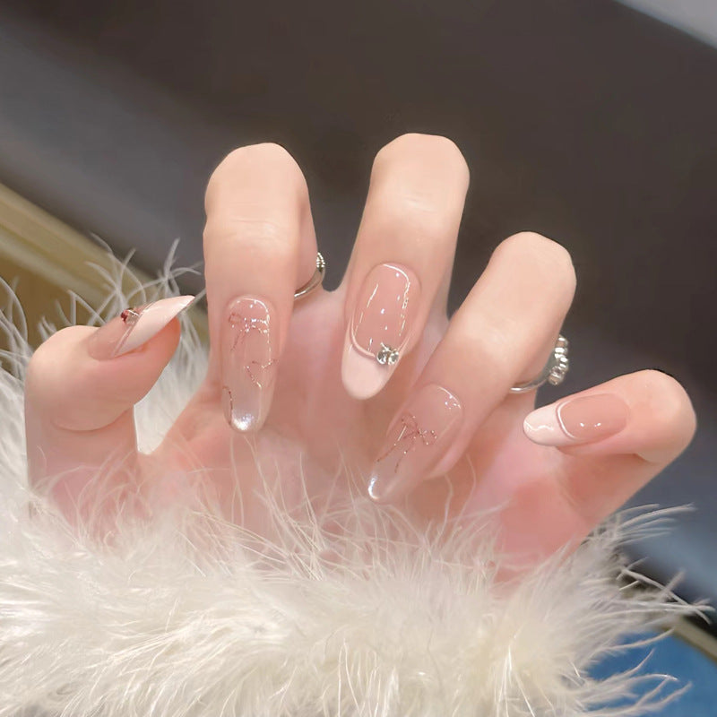 Elegantes Press-On-Nageldesign mit dekorativen Akzenten Karnz