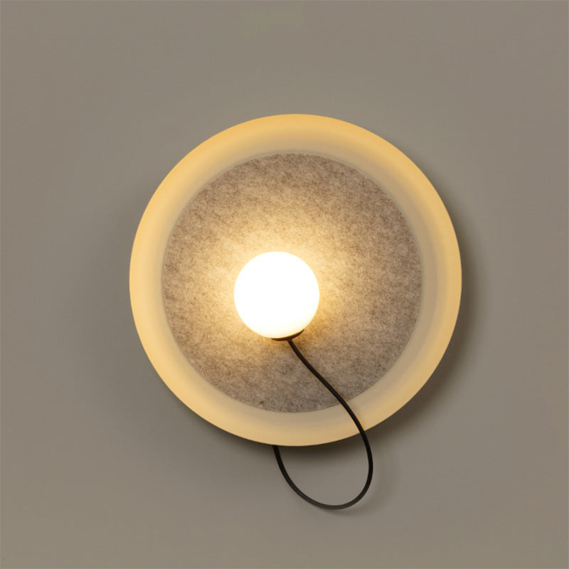 Moderne Wandlampe mit Stoffhintergrund und sanftem Licht