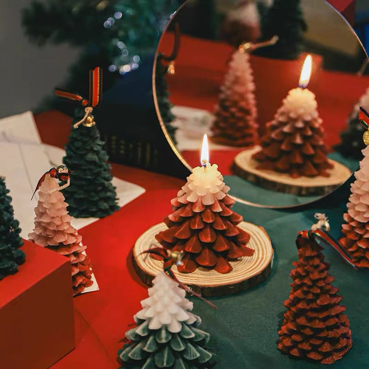 Schichtförmige skulpturale Weihnachtsbaumornamentkerze mit hängender Glocke