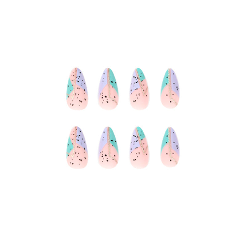 Künstliche Nailart mit einzigartigem geometrischem Design Karnz