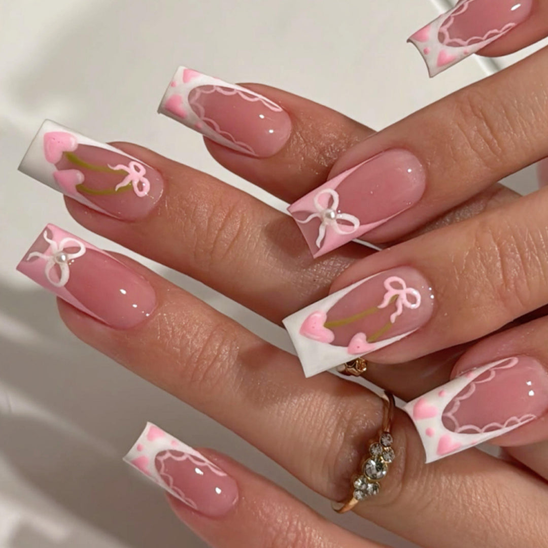 Kunstvolle Nagelverlängerungen mit verspieltem Floraldesign Karnz