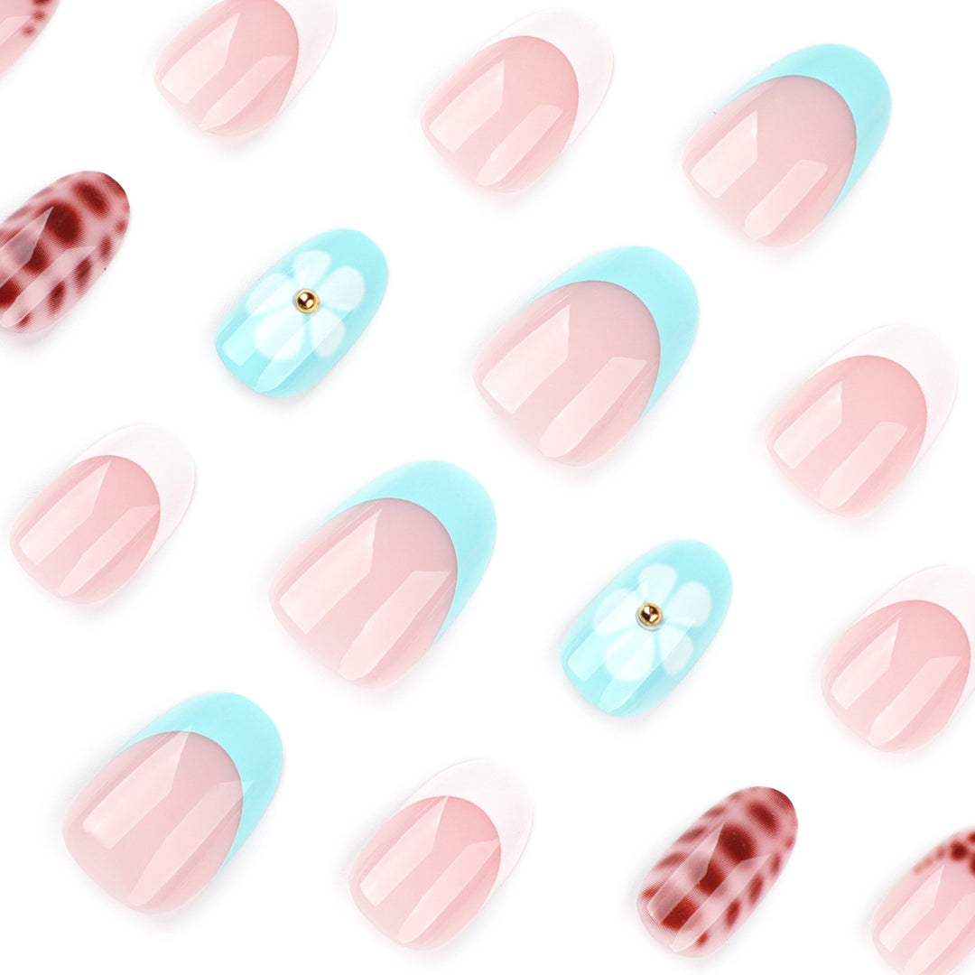 Künstliche Nagelkunst mit floralen und geometrischen Elementen Karnz