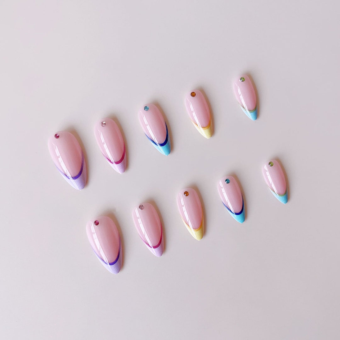 Kunstnagelset mit eleganten Farbverlauf und 3D-Akzenten Karnz
