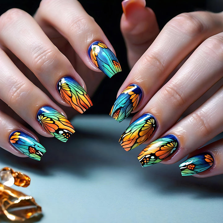 Kunstnägel mit Floralem Design und Leuchtenden Farben Karnz