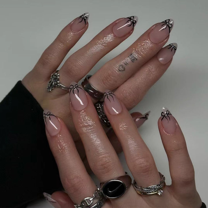 Kunstvolle Nagelkunst mit eleganten Schleifenmotiven Karnz