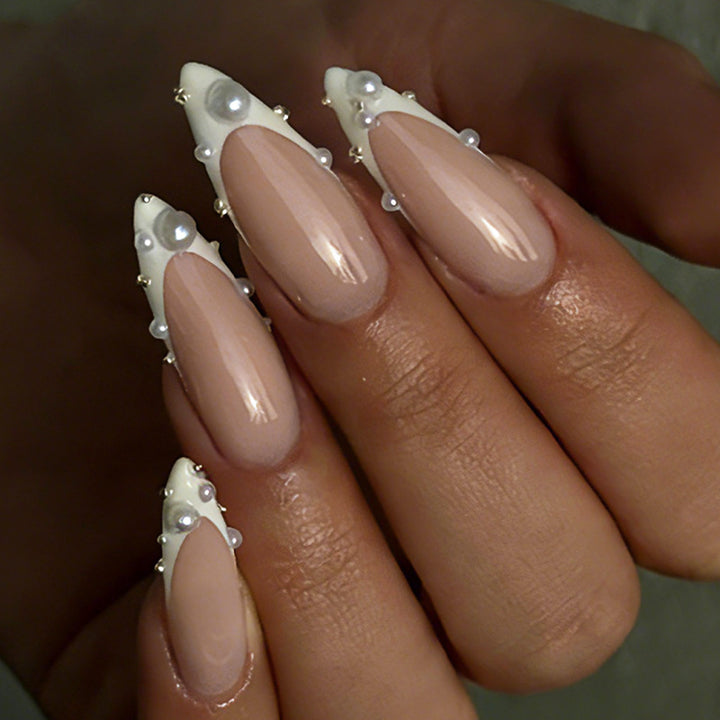 Elegantes Press-On-Nagelset mit perlmuttfarbenen Akzenten Karnz