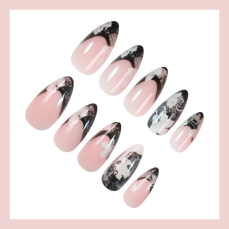 Kunstnagelset mit eleganten Spitzen und floralen Verzierungen Karnz