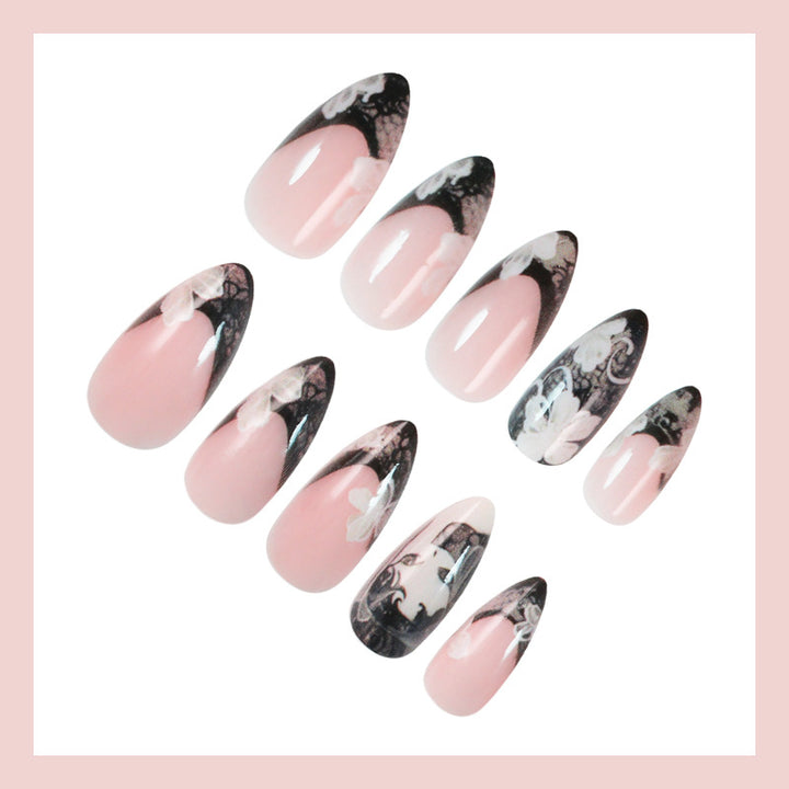 Kunstnagelset mit eleganten Spitzen und floralen Verzierungen Karnz
