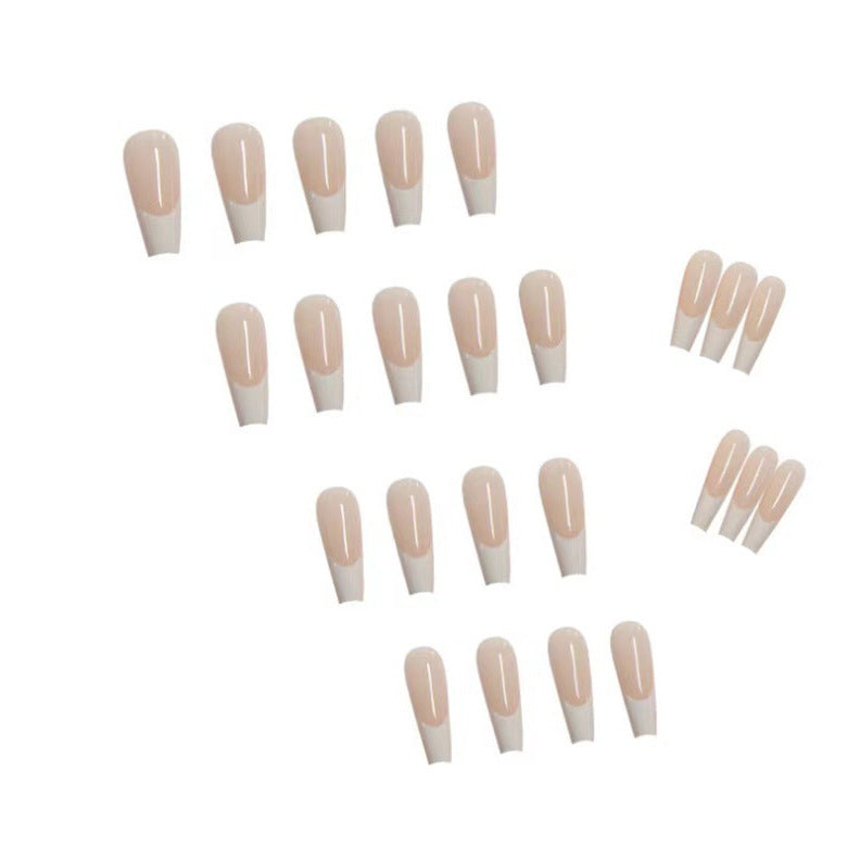 Kunstnagelset mit eleganten spitzen und stilvollem French Design Karnz