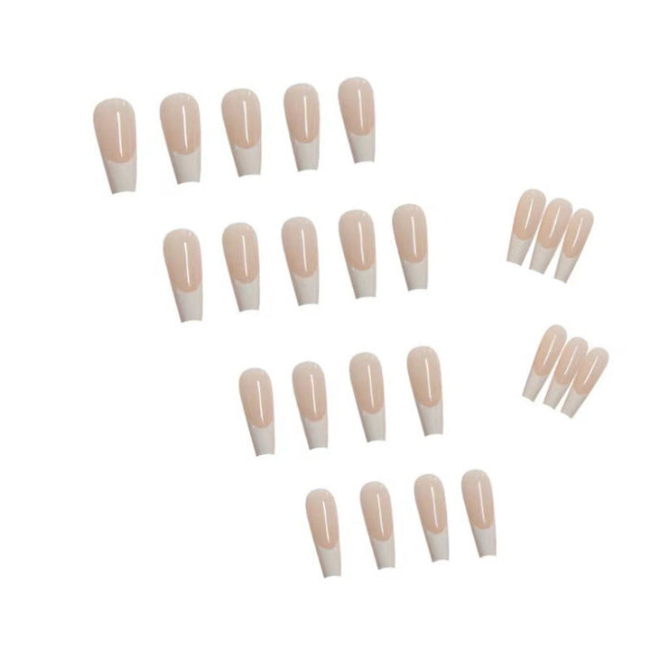Kunstnagelset mit eleganten spitzen und stilvollem French Design Karnz