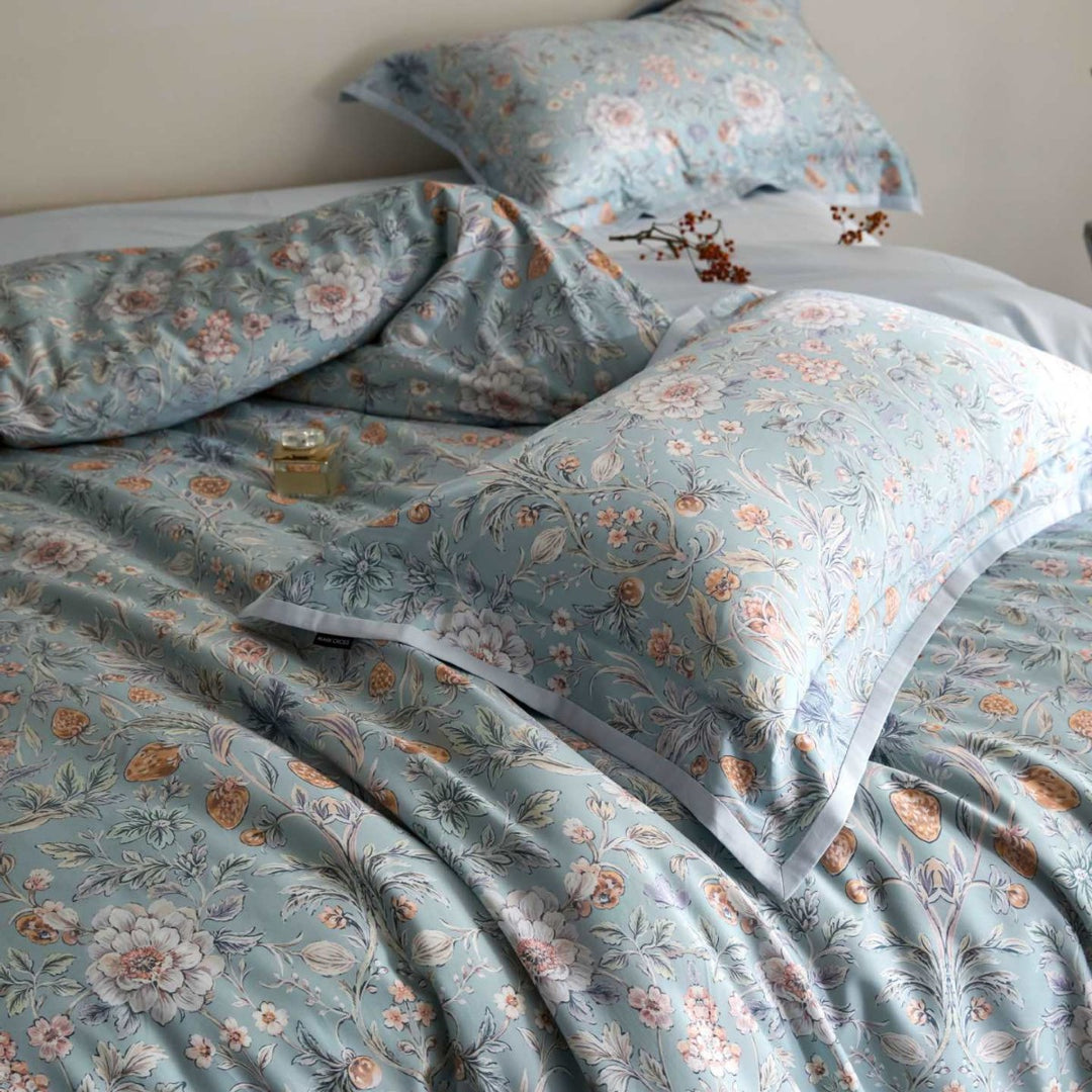 Luxuriöses Satin-Bettwäsche-Set mit floralem und Beerenmotiv