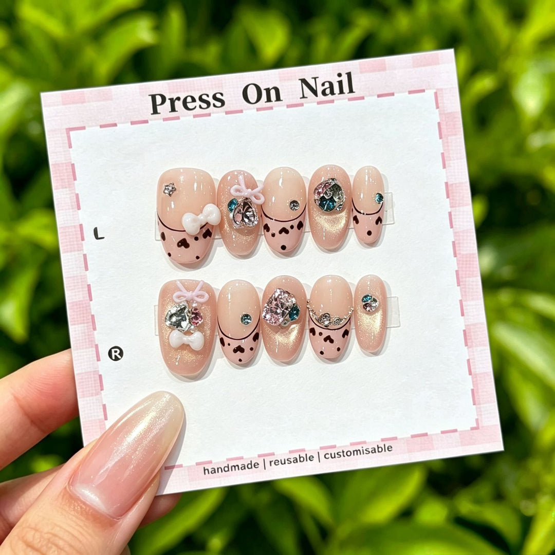 Künstlerisches Press-On-Nagel-Set mit floralen und grafischen Designs
