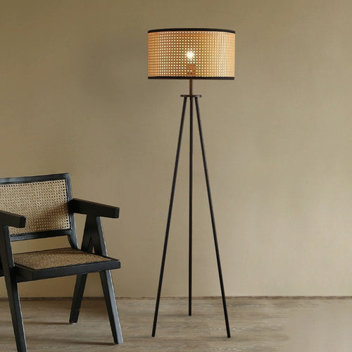 Stativ-Stehlampe mit geflochtenem Schirm