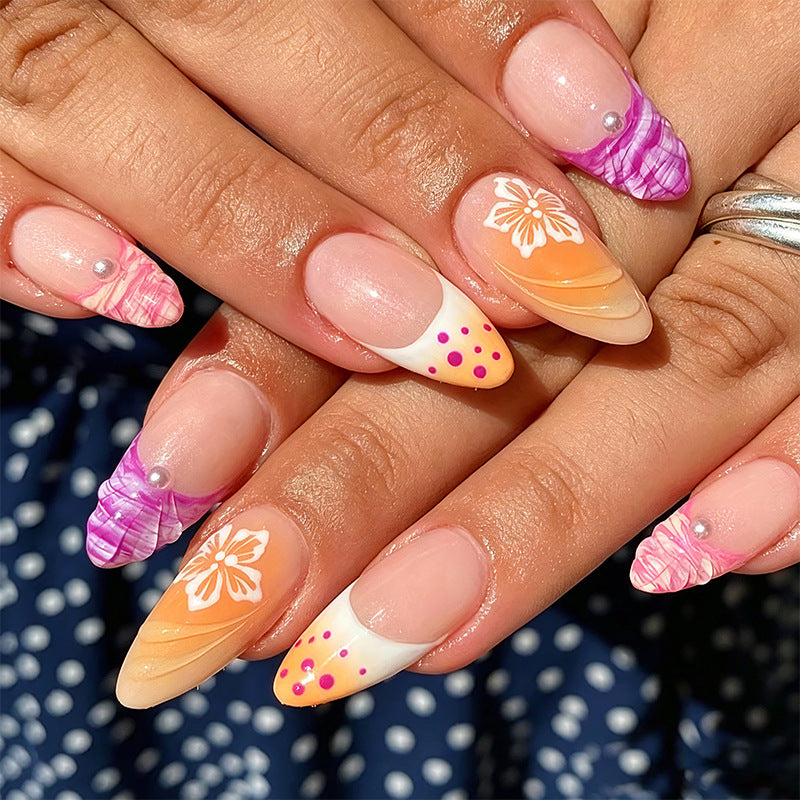 Kunstnagelset mit exotischen Blumenmustern und Glitzerakzenten Karnz