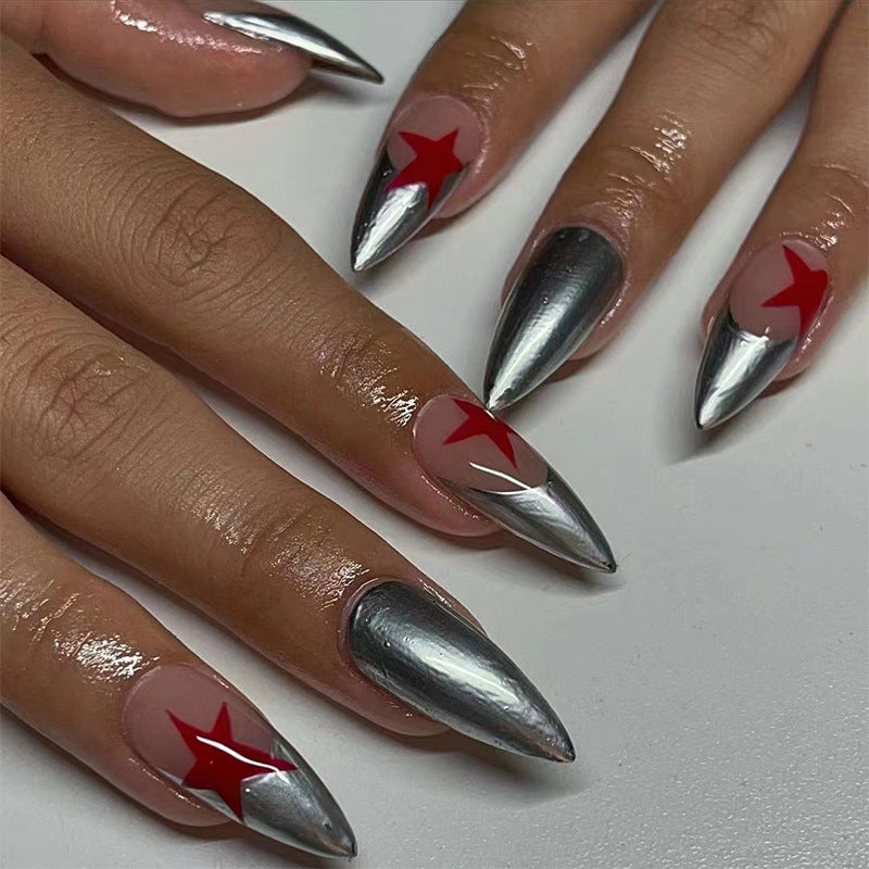 Kunstvolle Stiletto-Nägel mit Silber- und Sternenmotiven Karnz