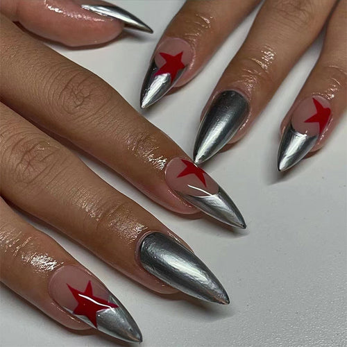 Kunstvolle Stiletto-Nägel mit Silber- und Sternenmotiven Karnz