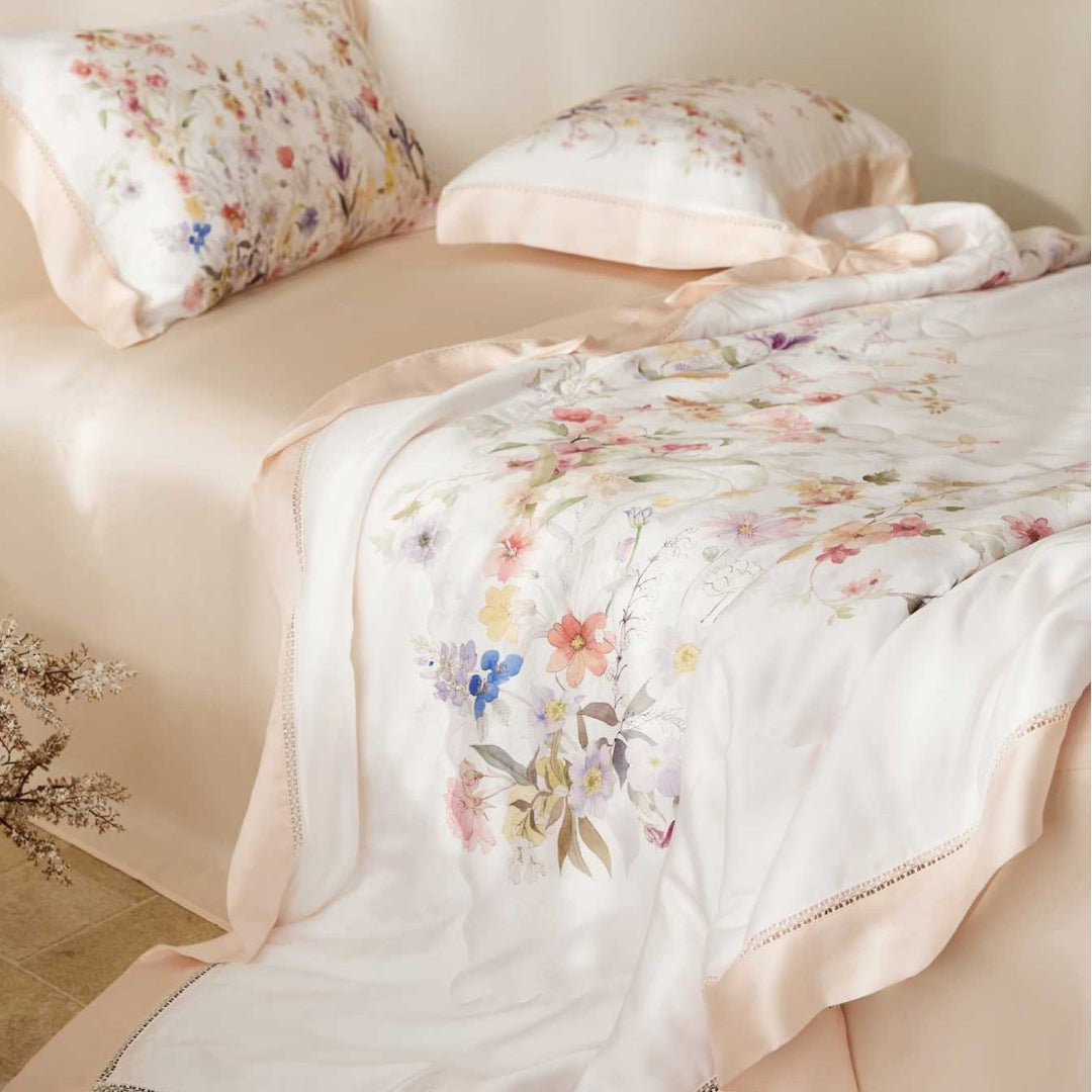 Bettbezug-Garnitur aus seidenweichem Baumwollsatin mit floralem Aquarellprint und dekorativer Bordüre
