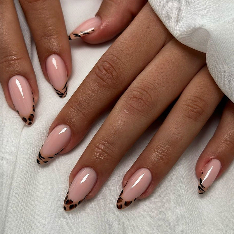 Kunstnagelset mit eleganten Leopard- und Ombre-Designs Karnz