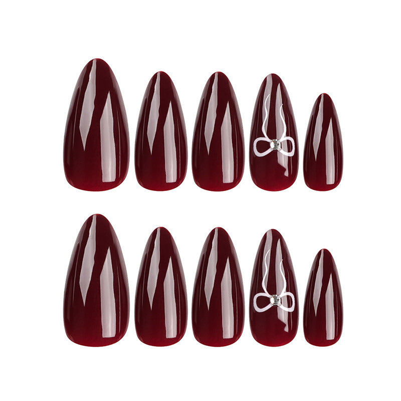 Elegante Stiletto Press-On Nagelspitzen mit floralen Details Karnz