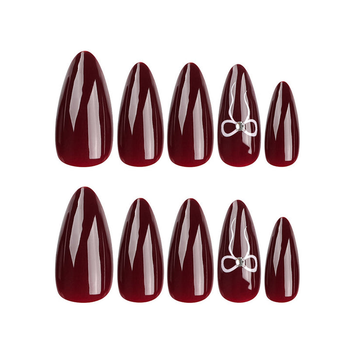 Elegante Stiletto Press-On Nagelspitzen mit floralen Details Karnz