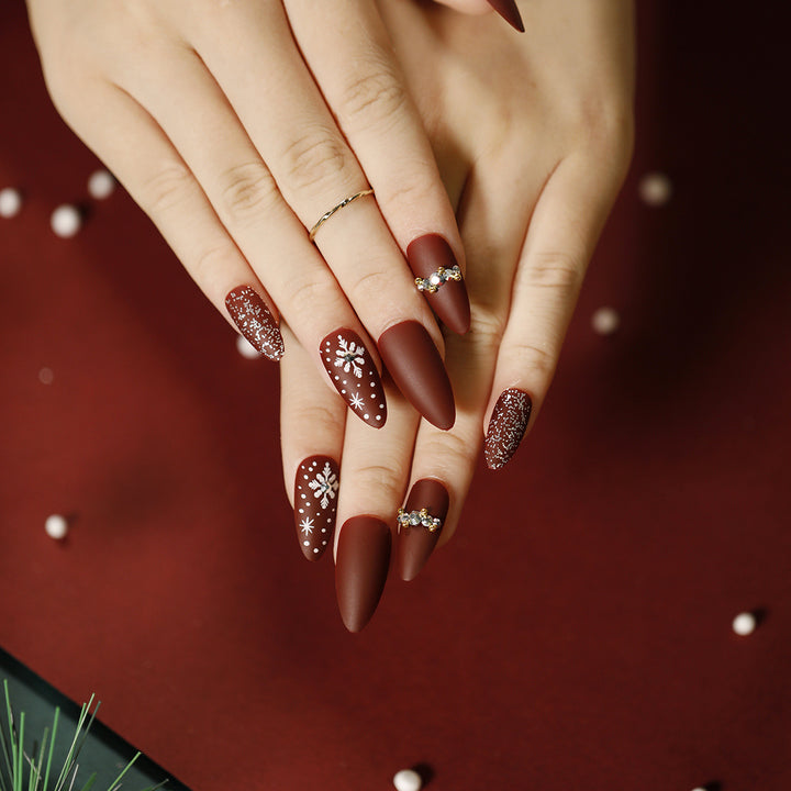 Elegante Acryl-Nägel mit goldenen Akzenten Karnz