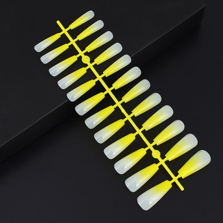 Kunstnägel im eleganten Ombre-Design Karnz