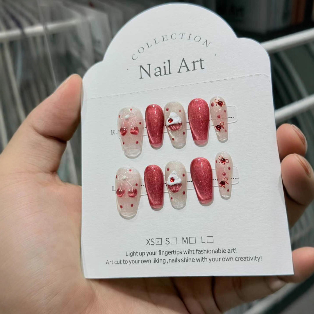 Dekoratives Press-On Nagelkunst-Set mit kreativen Herz- und Glitzerakzenten
