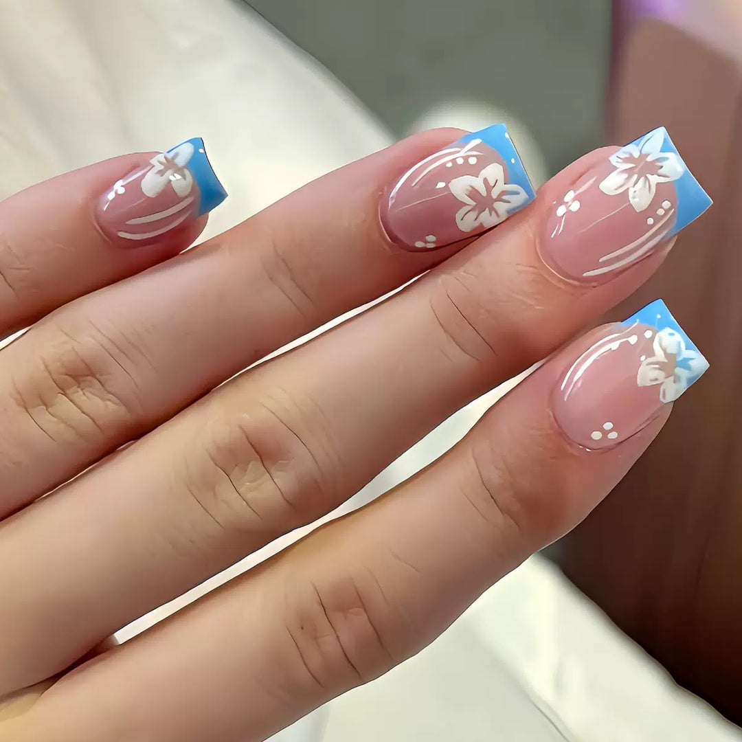 Kunstnagelset mit floralen Designs und eleganten Spitzen Karnz