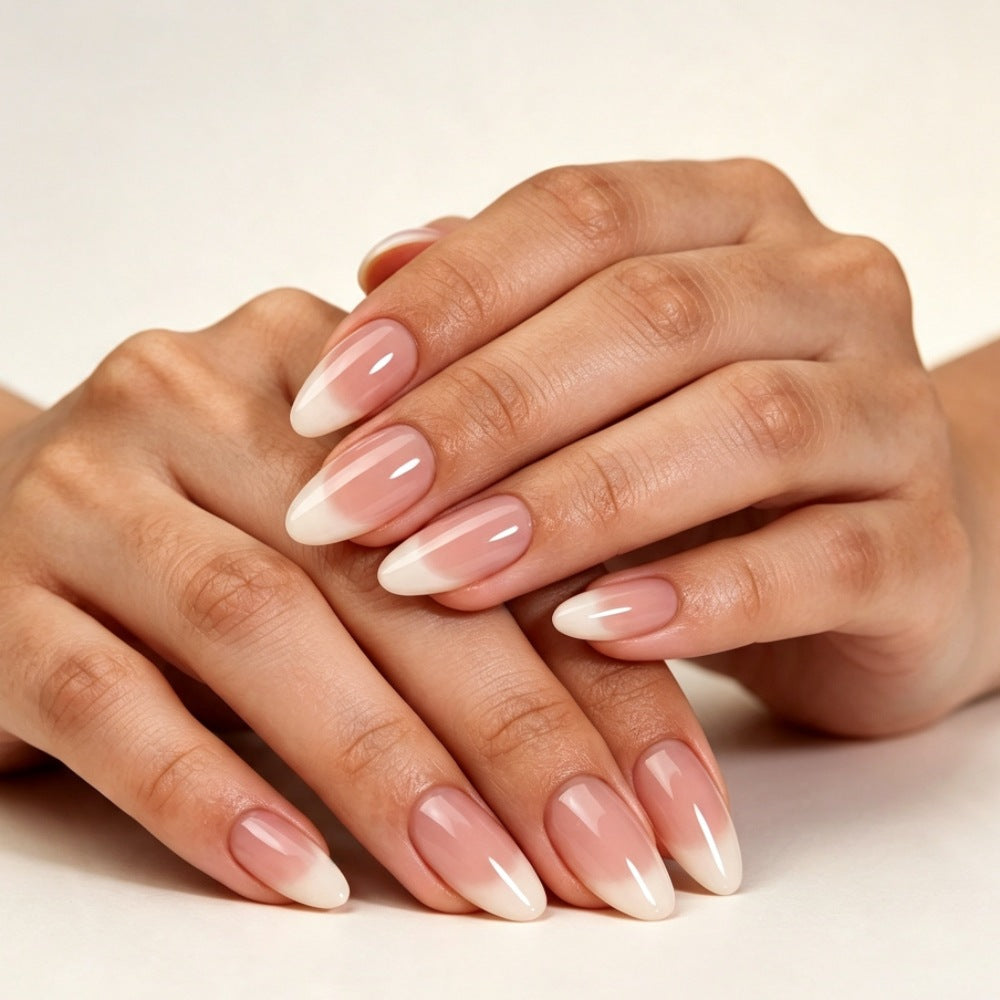 Kunstnägel mit Elegantem Nude-Ombre-Design Karnz
