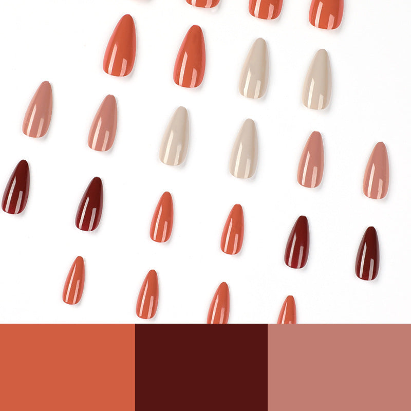 Kreative Nagelkunst mit schicker Stiletto-Form Karnz