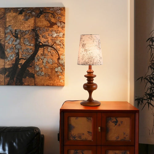 Dekorative Tischlampe mit floralem Stoffschirm