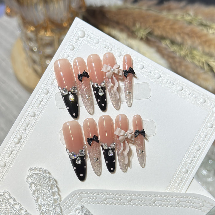 Glamouröse Stiletto Press-On Nagelset mit dekorativer Schleife und Edelsteinakzenten Karnz
