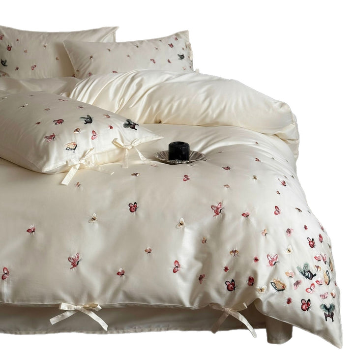 Luxuriöses Satin-Bettwäsche-Set mit bestickten Schmetterlingsmotiven und dekorativen Schleifenverschlüssen
