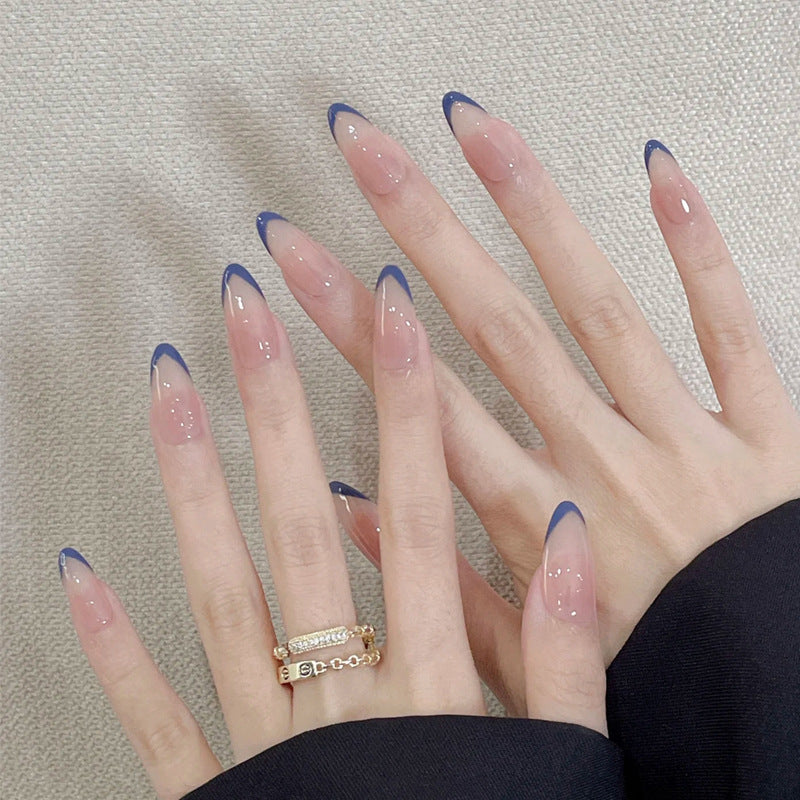 Elegante Druck-Nageltips mit goldenen Akzenten Karnz
