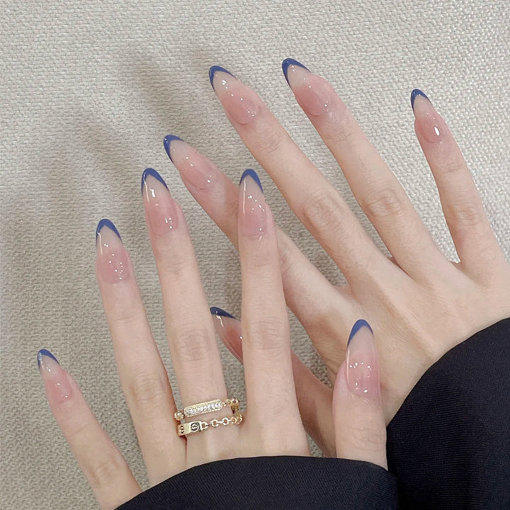 Elegantes Press-On-Nageldesign mit Strassakzenten Karnz