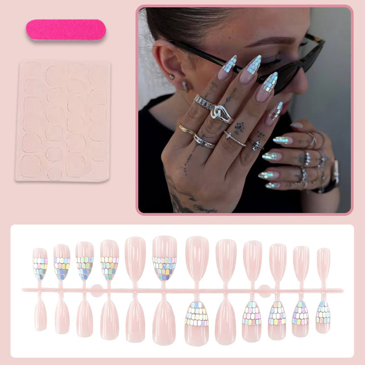 Kunstnagelset mit schimmernden geometrischen Akzenten Karnz
