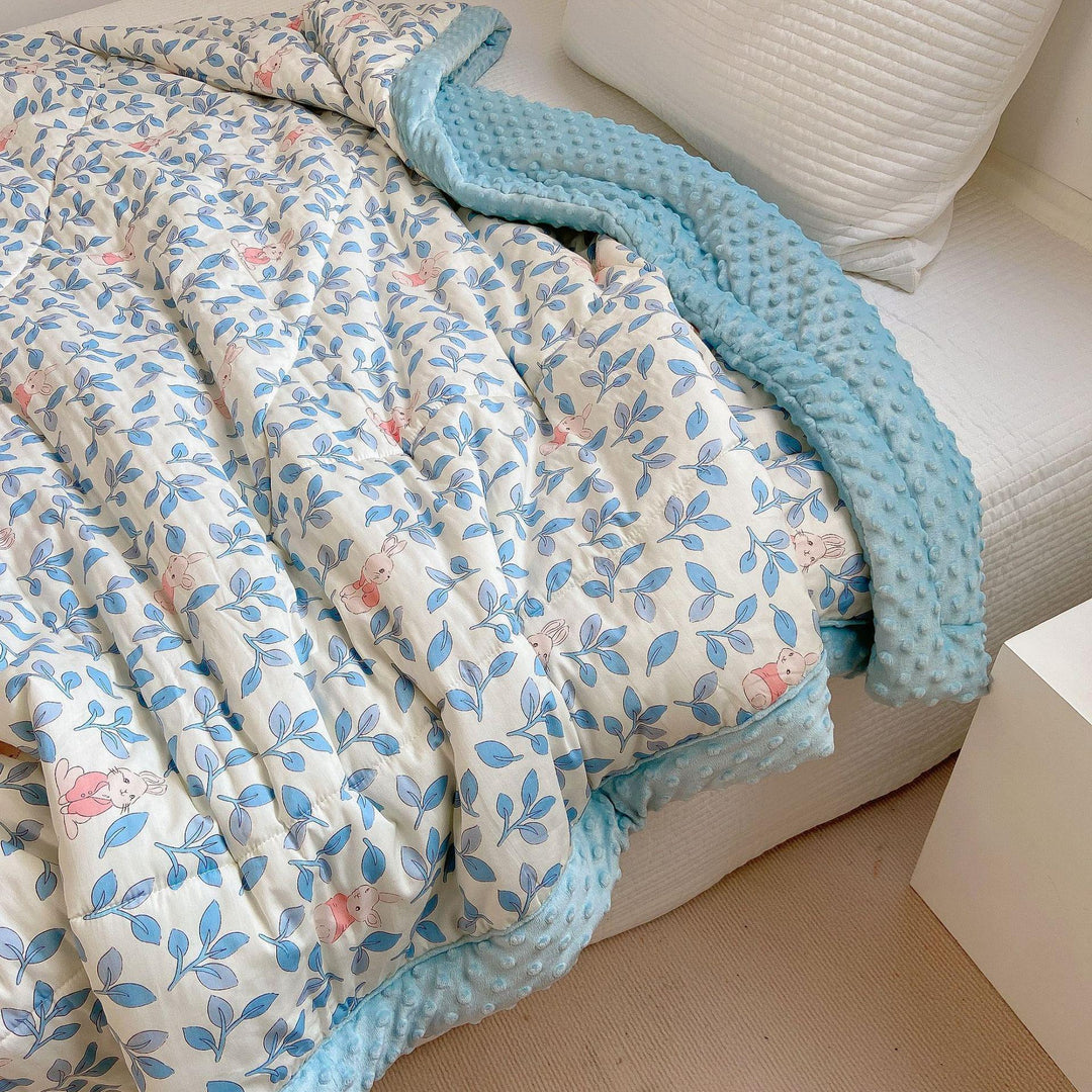 Kuschelige Baby-Steppdecke mit Minky-Fleecekante und niedlichem Hasen-Print
