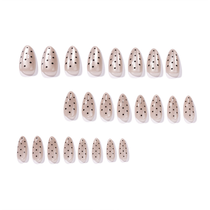 Kunstvolle Nagelspitzen im modernen Design Karnz